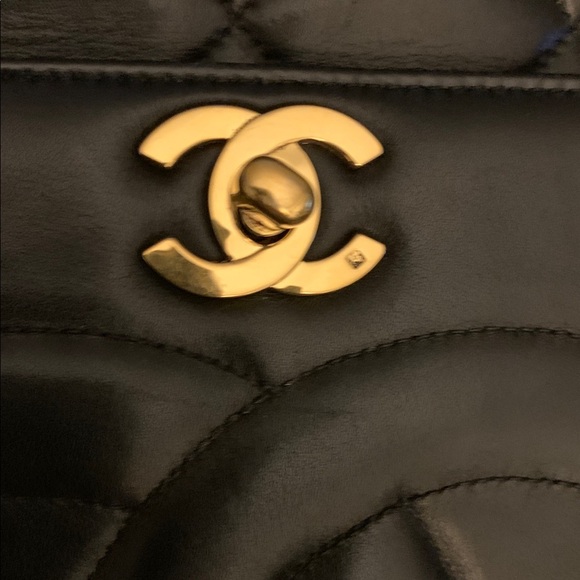 CHANEL Black and Gold Shoulder Bag - Picture 6 of 17